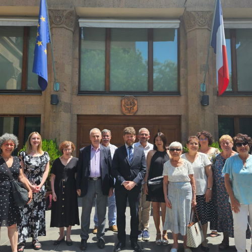 Solidarité Franco-Arménienne : Parrainage d’enfants et Échange à l’Ambassade de France