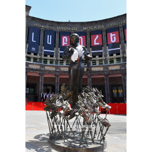 Une statue en hommage à Charles Aznavour inaugurée à Erevan